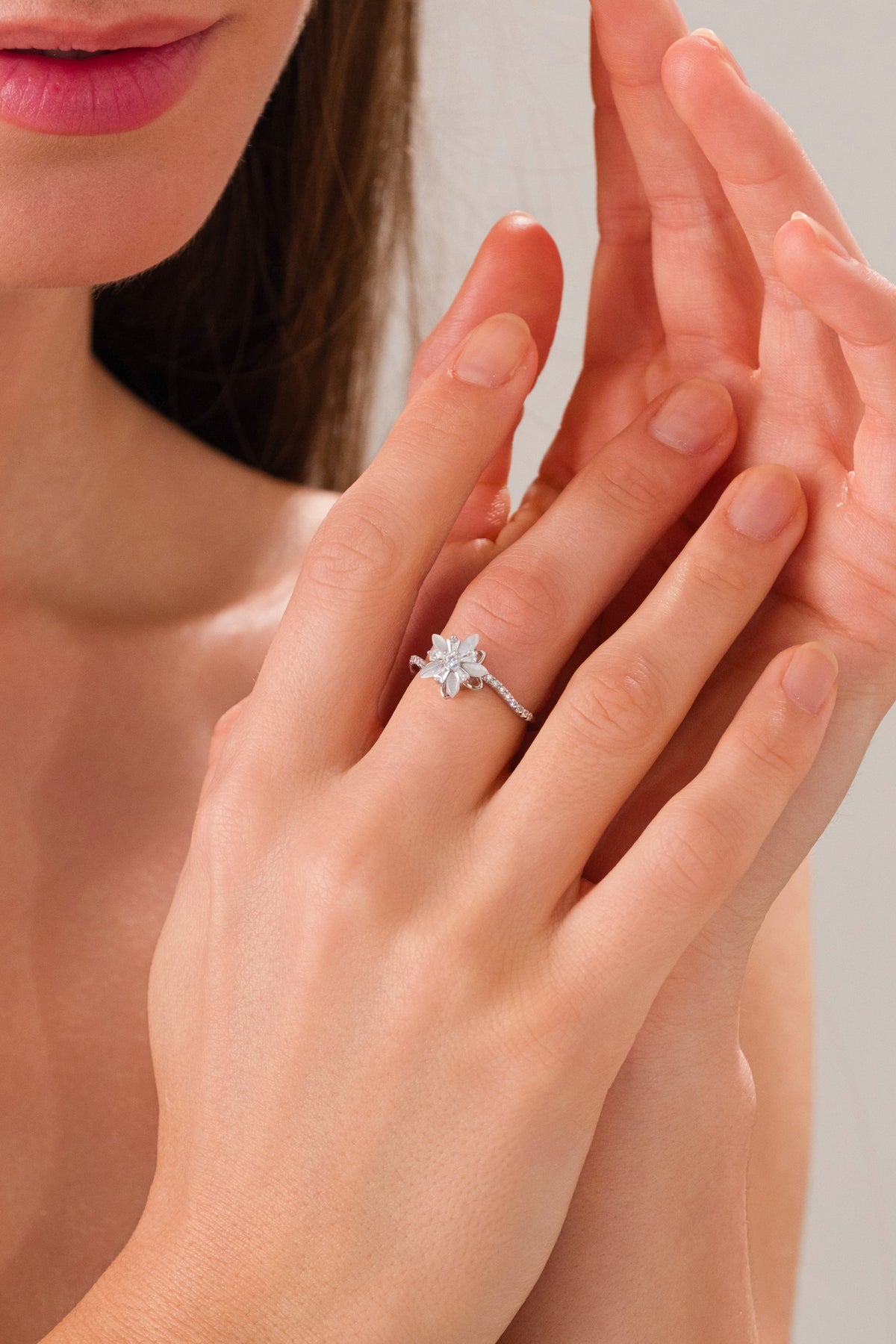 14 K White Gold Kaplama 925 Ayar Gümüş Taşlı Çiçek Döner Yüzük