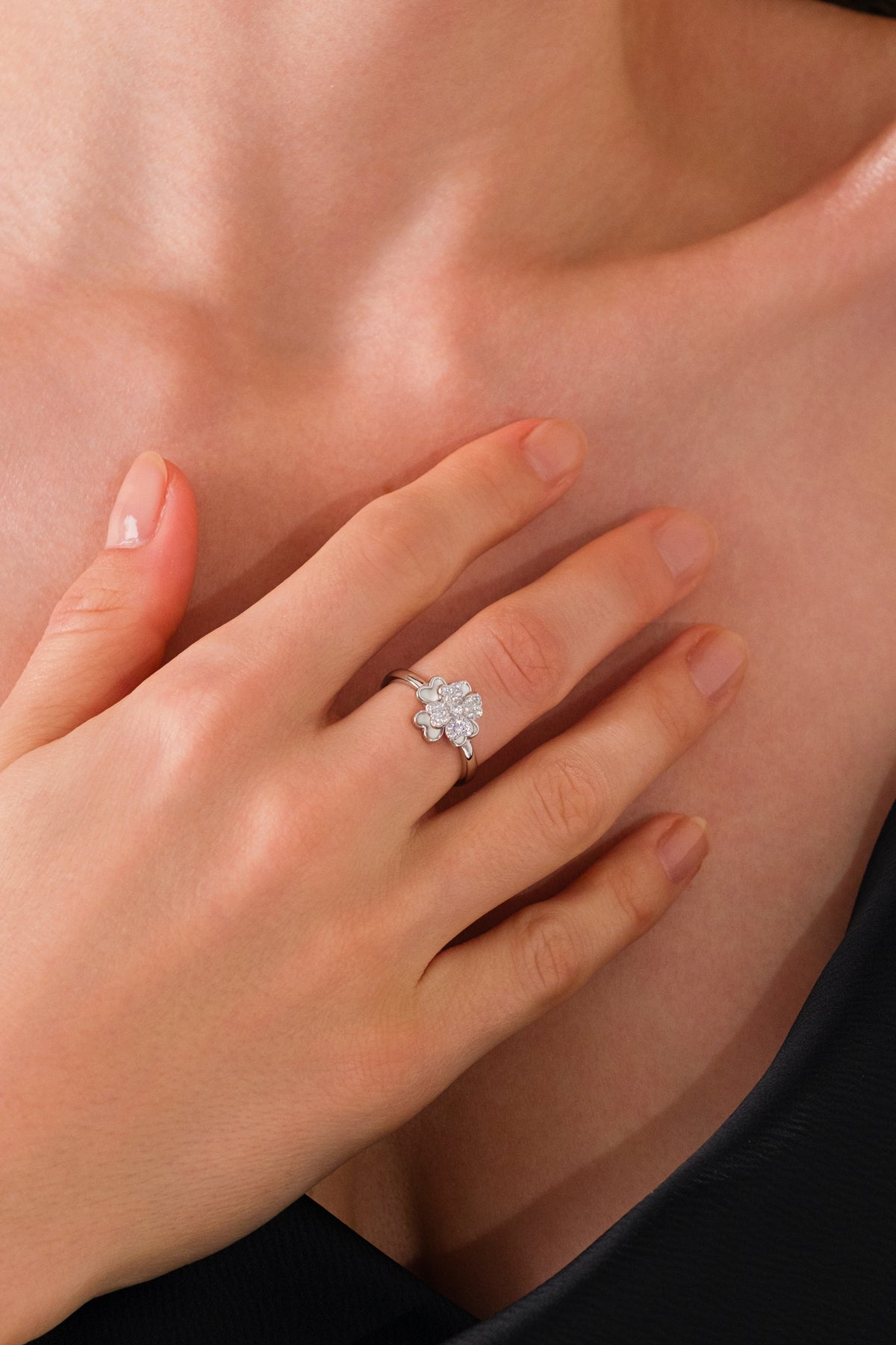 14 K White Gold Kaplama 925 Ayar Gümüş Sedefli Yonca Döner Yüzük