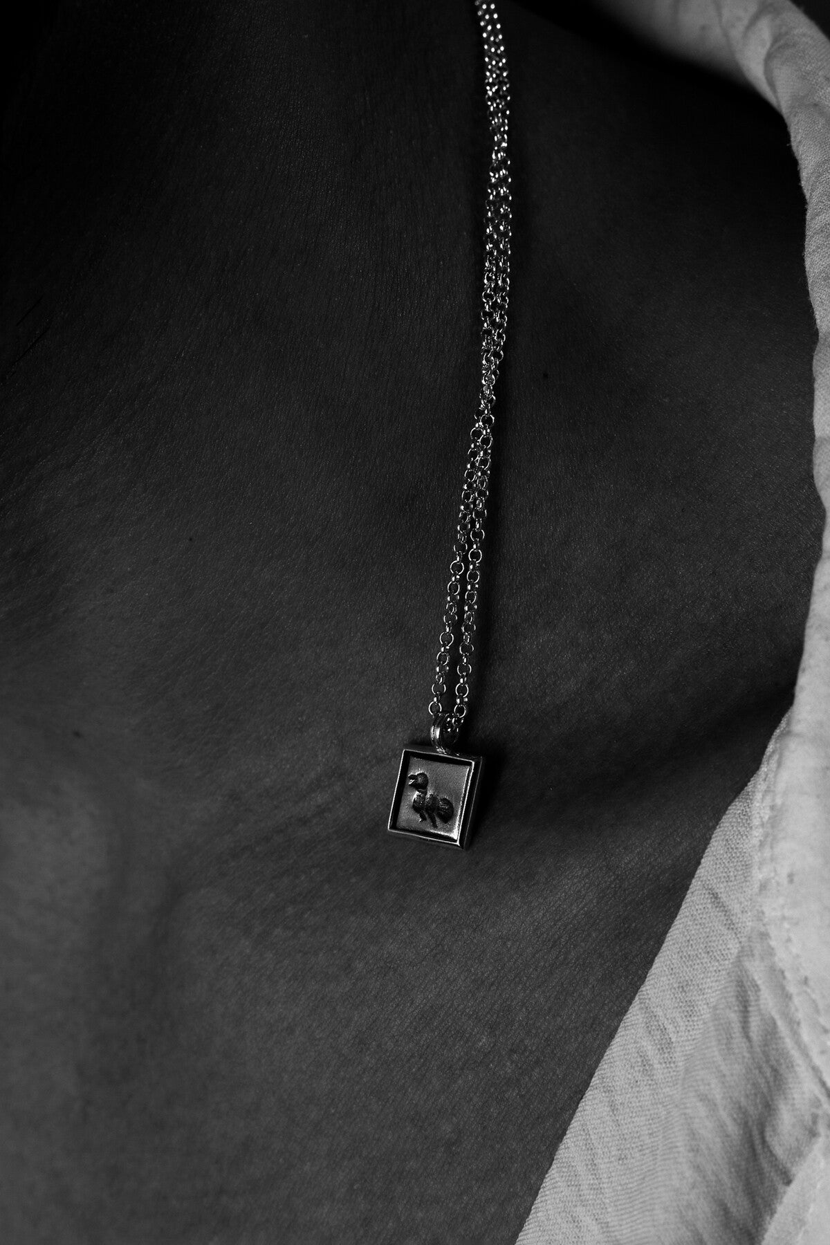 925 Ayar Gümüş Oksitli Petroglif Dodge Zincir Kare Kolye
