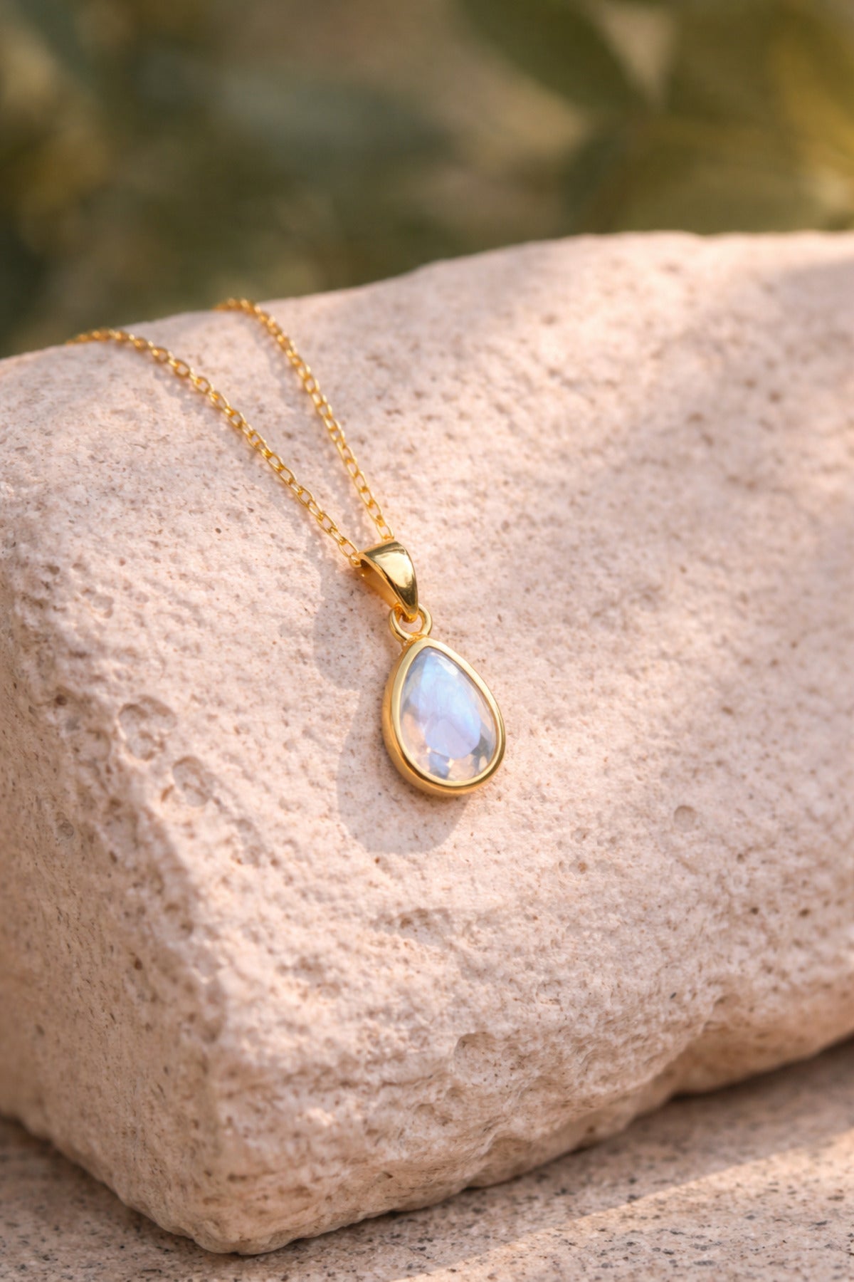 14 K Gold Kaplama 925 Ayar Gümüş Damla Ay Taşı Kolye